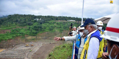 Tinjau Pembangunan Bendungan Meninting, Menteri Basuki Tekankan Pentingnya Kualitas Konstruksi