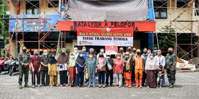 Gandeng Brimob, Crazy Rich Jambi Dokter Oky Pratama Bagi-bagi Sembako Gratis