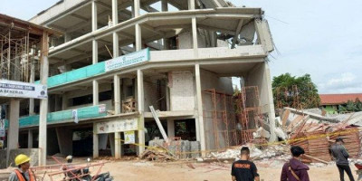 Bangunan SMAN 96 Jakbar Roboh, 4 Orang Terluka