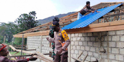 Satgas Pamrahwan Yonif RK 751/VJS Bersama Aparat Keamanan dan Masyarakat Bangun Kantor Klasis