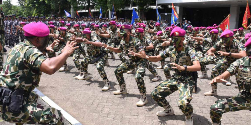 Yel Yel dan Jajar Kehormatan Prajurit Korps Marinir Sambut Kedatangan Panglima TNI