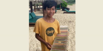 Kala Pembalap WBSK Scott Redding Meminta Bocah Penjual Gelang di Lombok Giat Belajar 