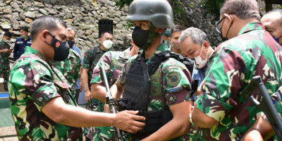 Wadan Kormar Hadiri Uji Fungsi Rompi Anti Peluru