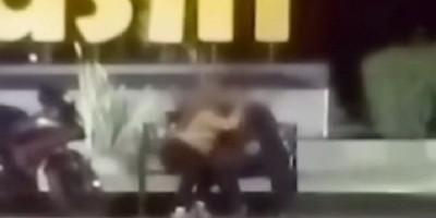 Viral Sejoli Ciuman di Depan Taman, Perekam Video: Ceweknya Nyosor Duluan