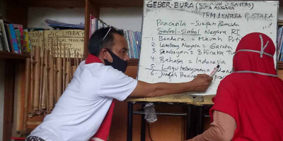 Guru Buta Aksara di Kaki Gunung Salak, Belajar Bukan Hanya Kecerdasan