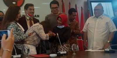 Berlutut dan Cium Tangan, Anggiat Pasaribu Minta Maaf ke Arteria Dahlan dan Ibunda 