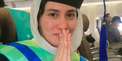 Pramugari Wisuda Online di Pesawat Ini Bikin Haru, Bahagia Meski Tak Ada yang Mendampingi