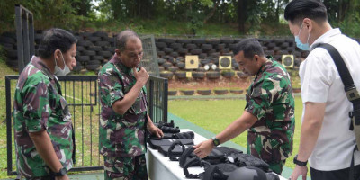 Wadan Kormar Ikuti Uji Coba Rompi Dan Helm Anti Peluru