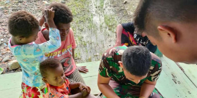 Peduli Kasih, Satgas Pamtas TNI Yonif 126/KC Pos Waris Obati Warga di Perbatasan RI-PNG
