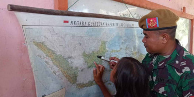 Anggota Satgas Mengenalkan Peta dan Cara Bacanya