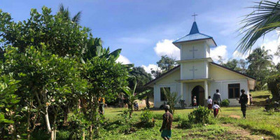 Satgas Pamtas Yonif 126/KC Bersihkan Gereja Katolik ST Paroki di Kampung Umuaf 