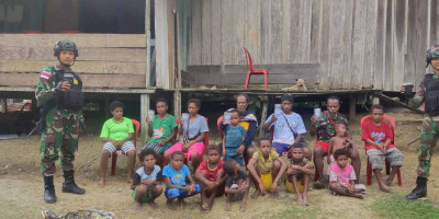 Satgas Pamtas Yonif 126/KC Sosialisasi Pembuatan Perangkap Nyamuk Sederhana di Perbatasan RI-PNG