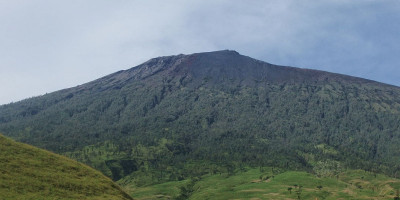 Aktivitas Vulkanik Gunung Rinjani Dilaporkan Meningkat, Erupsi Dapat Terjadi Tiba-tiba