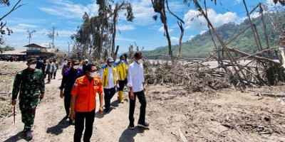 Tinjau Langsung Korban Bencana Erupsi Semeru, Jokowi Bakal Relokasi Rumah Warga di Daerah Berbahaya
