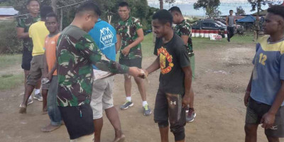 Tingkatkan Semangat Berolahraga, Satgas Yonif RK 751/VJS Ajak Generasi Muda Bermain Volly