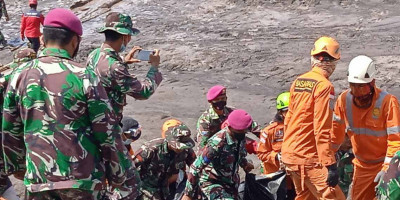 Tanggap Siaga Bencana, Prajurit Yonmarhanlan V Pasmar 2 Evakuasi Korban Erupsi Gunung Semeru.