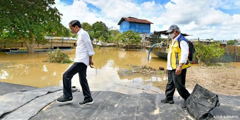 Jokowi Bicara 2 Faktor Penyebab Banjir Sintang dan Upaya Penanganannya