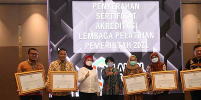 Tiga Balai Pengembangan Kompetensi Kementerian PUPR Terima Sertifikat Akreditasi Lembaga Pelatihan Pemerintah Tahun 2021 