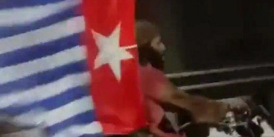 Video 2 Orang Naik Motor Kibarkan Bendera Bintang Kejora Viral, Polisi Langsung Bergerak
