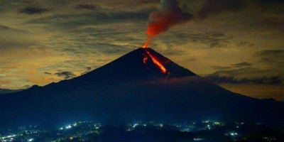 Gunung Semeru Luncurkan Guguran Lava Pijar 6 Kali Hari Ini, PVMBG Evaluasi Ancaman Bahaya