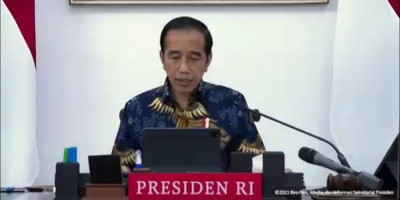 Jokowi Minta Warga dan Pejabat Tahan Diri ke Luar Negeri 