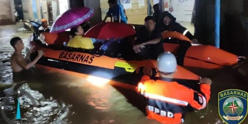 Gunung Sitoli Dilanda Banjir 2 Meter, Warga Dievakuasi Pakai Perahu Karet