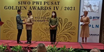 Alex Haryanto Diganjar Penghargaan Lifetime Achievement Golden Awards Siwo PWI Pusat 2021