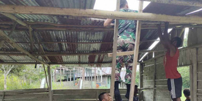 Satgas Pamtas Yonif 126/KC Bersama Warga Benahi Gereja