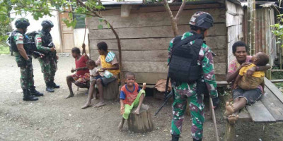 Satgas Pamtas Yonif 126/KC Laksanakan Komsos dengan Masyarakat Perbatasan Papua