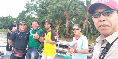 Sambangi Pasar Terapung, Tim JKW PWI Disambut Pantun