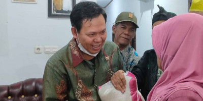 Distribusikan Beras di Kecamatan Putri Hijau Bengkulu Utara, Sultan: Ini Ole-Ole Dari Ibu Menteri Sosial RI