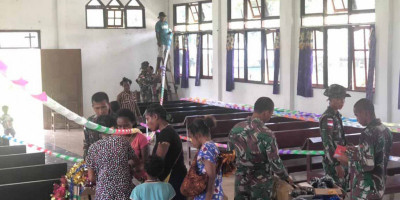 Jelang Natal Personel Satgas Pamtas 126/KC Bantu Dekor Gereja di Perbatasan 
