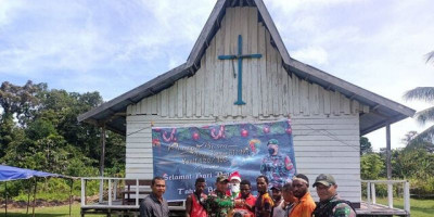 Satgas Pamtas 126/KC Berbagi Berkat Natal Kepada Masyarakat di  Perbatasan RI-PNG