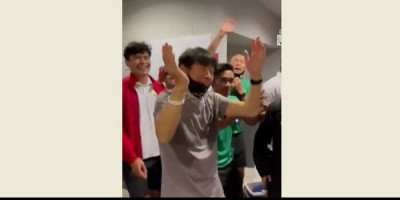 Kalahkan Singapura, Shin Tae Yong Larut Joget Bareng Pemain di Ruang Ganti