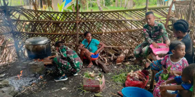 Satgas Pamtas Yonif 126/KC Melaksanakan Komsos Sambil Masak Bersama