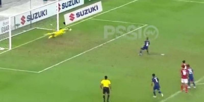 Ini Kunci Sukses Nadeo Argawinata Halau Tendangan Penalti Pemain Singapura