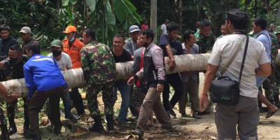 Prajurit Marinir dan Warga Gebang Bangun Jembatan Sementara 