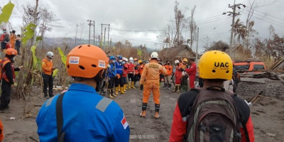 Aksi Kemanusiaan Bakrie Tanggap Bencana Alam Erupsi Gunung Semeru di Candipuro Lumajang