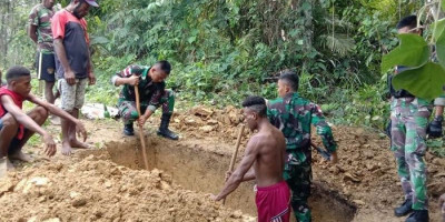 Prajurit Satgas Pamtas Yonif 126/KC Bantu Proses Pemakaman Jenazah Warga di Wilayah Perbatasan