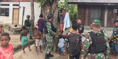 Miliki Rasa Kepedulian, Satgas Pamtas Yonif 126/KC Bagikan Pakaian Layak Pakai Kepada Warga Di Perbatasan Papua