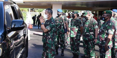 Pangdam Antar Mayjen Bambang Ismawan Menuju Tugas Baru di Bandara Pattimura