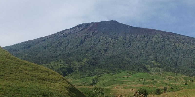 Naik ke Gunung Rinjani, Para Pendaki Sumbang Pajak Rp577,5 Juta Selama 2021