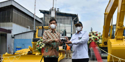 Kementerian PUPR Serahkan Alat Berat Kepada Wali Kota Surakarta Gibran Rakabuming Raka