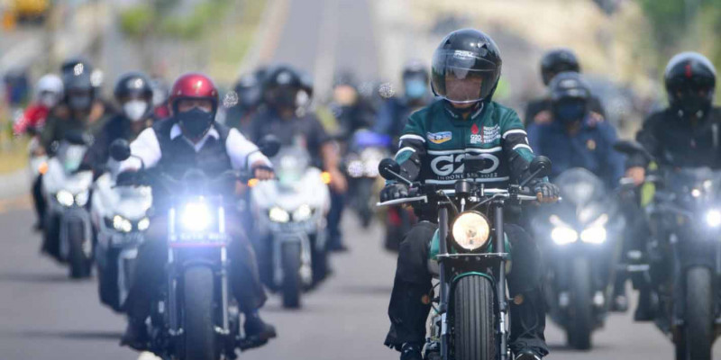 Persiapan MotoGP Mandalika, Menteri Basuki Dampingi Presiden Jokowi Kendarai Motor Tinjau Kesiapan Infrastruktur