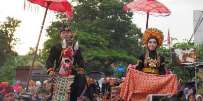 Mengintip Tradisi 'Kawin Culik' yang Masih Langgeng di Suku Sasak Sade