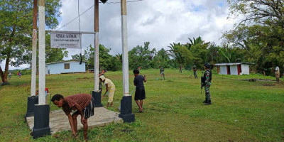 Jelang Acara Pentabisan Imamat Satgas Yonif 126/KC Bantu Warga Bersihkan Gereja