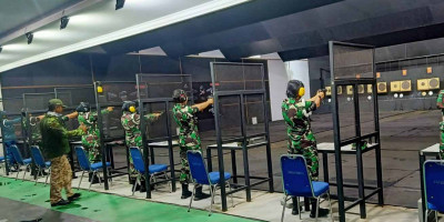 Srikandi Puspomal Melaksanakan Latihan Menembak Pistol