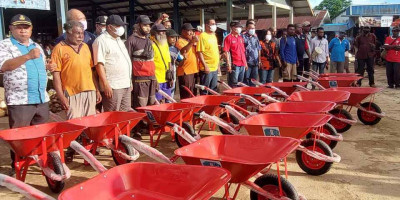 Bupati Kembali Tinjau Pasar Darfuar, Setelah Menyerahkan18 Buah Gerobak Lori
