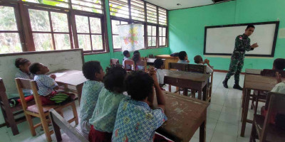 Terbatasnya Tenaga Pengajar, Satgas Yonif 126/KC Jadi Guru di Perbatasan 