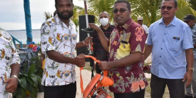 Dukung PAM, Bupati Biak Numfor Serahkan Bantuan Gitar, Kecapi dan Mesin Babat Rumput